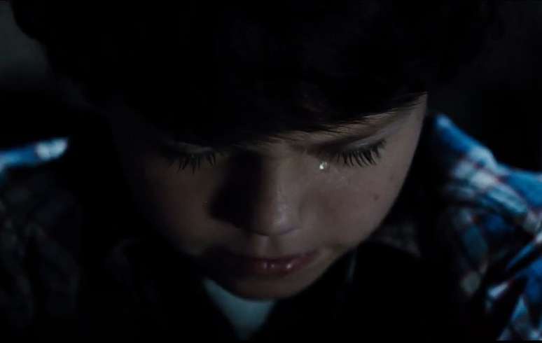 Foi divulgado nesta quarta-feira (12) o primeiro trailer de 'Superman - O Homem de A&ccedil;o', o novo filme do Super-Homem. As imagens mostram um Clark Kent adolescente, interpretado por Dylan Sprayberry lutando com seus superpoderes depois de resgatar um &ocirc;nibus cheio de crian&ccedil;as. Seu pai adotivo, papel de Kevin Costner, avisa-o para mant&ecirc;-los escondidos, at&eacute; que surge um Super-Homem adulto com sua tradicional capa vermelha