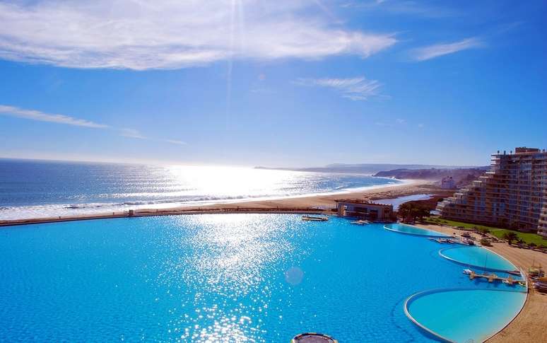 <strong>Qual é a maior piscina do mundo?</strong><br />Próximo à cidade de Algarrobo, na região de Valparaíso, no centro do Chile, o complexo turístico de San Alfonso del Mar tem a maior piscina do mundo, com 900 metros de comprimento e até 35 metros de profundidade. A piscina demorou quase cinco anos para ser construída e custou mais de 1 bilhão de dólares