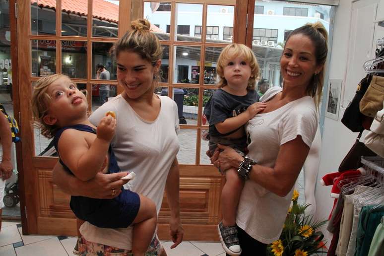 Priscila Fantin levou o filho, Romeo, a inaugura&ccedil;&atilde;o da loja de Danielle Winits, que estava acompanhada do ca&ccedil;ula, Guy
