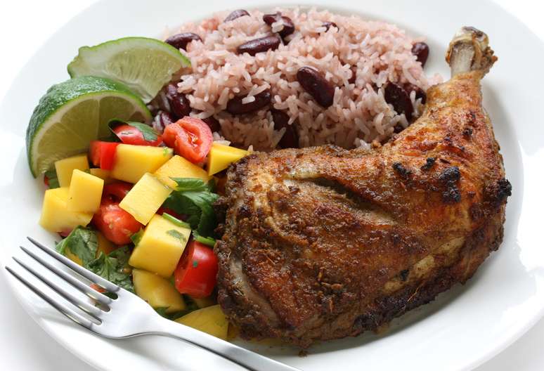 Muito comuns na Jamaica, as carnes vermelhas ou brancas temperadas com molho jerk são verdadeiras iguarias apimentadas