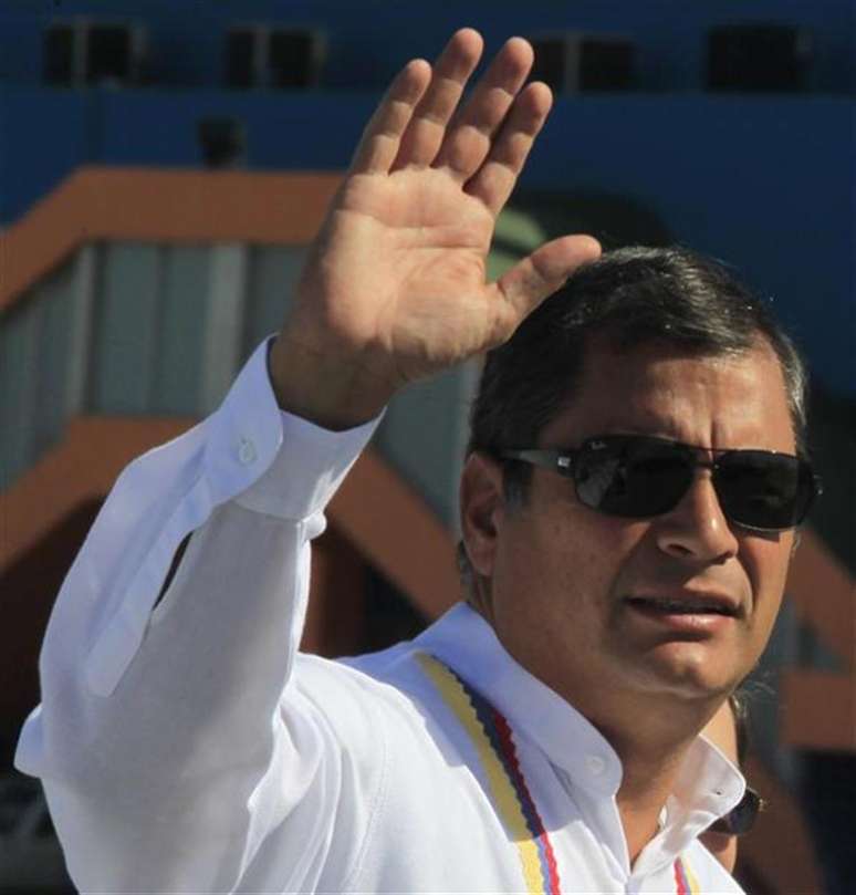 Presidente do Equador, Rafael Correa, acena ao desembarcar em Havana, Cuba. O presidente da Venezuela, Hugo Chávez, está "bem", apesar de ter passado por uma cirurgia complexa contra um câncer, disse Correa, nesta quarta-feira. 10/12/2012