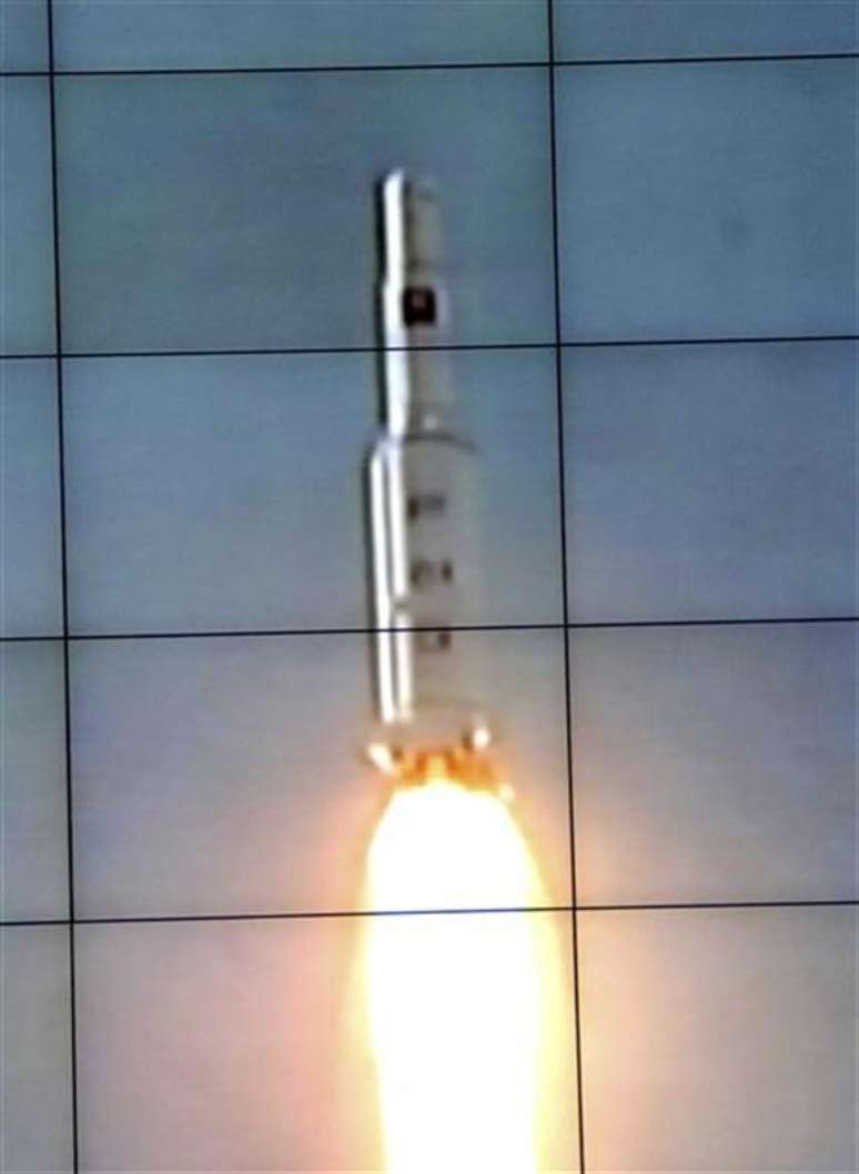 Tela mostra um dos foguetes norte-coreanos 3 durante seu lançamento