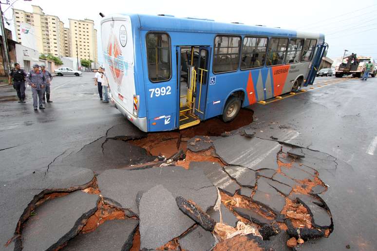 A chuva fez o asfalto ceder e deixou um ônibus preso em Uberaba