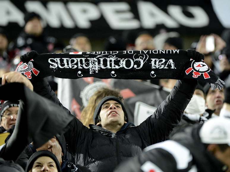 Corintiano exibe faixa com o tradicional dizer: "vai Corinthians"