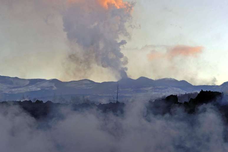 O vulcão Plosky Tolbachik solta fumaça em sua erupção mais forte já registrada, na Rússia