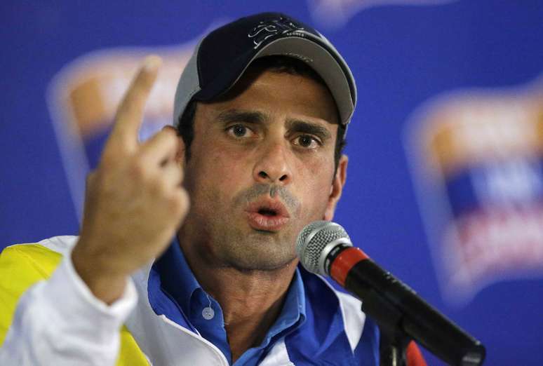 Henrique Capriles concede entrevista coletiva em Caracas; o ex-candidato à presidência busca reeleição em Miranda