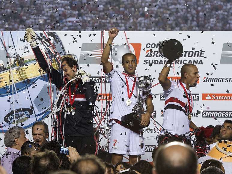 Com a desistência do Tigre, o São Paulo foi declarado campeão e recebeu o troféu no Estádio do Morumbi. O capitão Rogério Ceni chamou Lucas para levantar o prêmio e comandar a festa