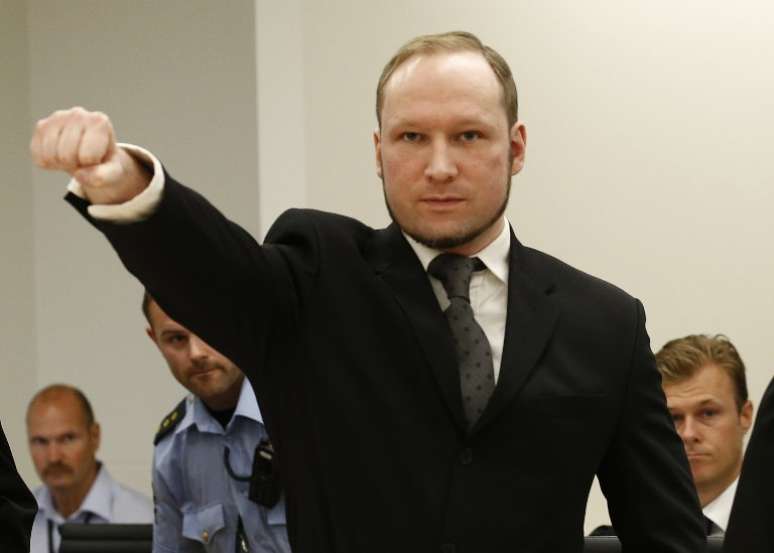 <p>Anders Behring Breivik, autor de um duplo atentado que matou 77 pessoas na Noruega, faz sauda&ccedil;&atilde;o de ultradireita</p>