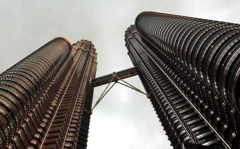 Torres Petrona, Kuala Lumpur, Malásia: símbolo de Kuala Lumpur, capital da Malásia, as Torres Petronas foram inauguradas em 1996. Projetadas pelo arquiteto argentino César Pelli, as torres de 452 metros de altura figuram hoje entre os arranha-céus mais famosos do planeta