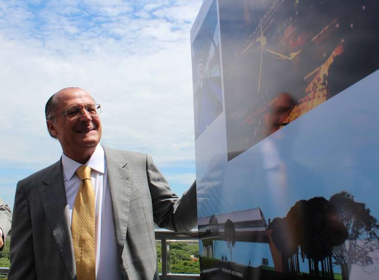Alckmin observa projeto da ciclopassarela que será instalada em São Paulo