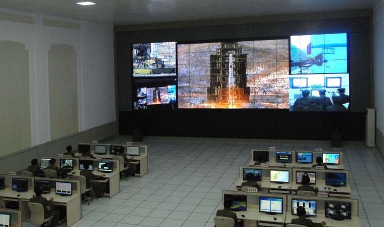 Imagem divulgada pela agência oficial norte-coreana mostra o centro de monitoramento do foguete Unha-3