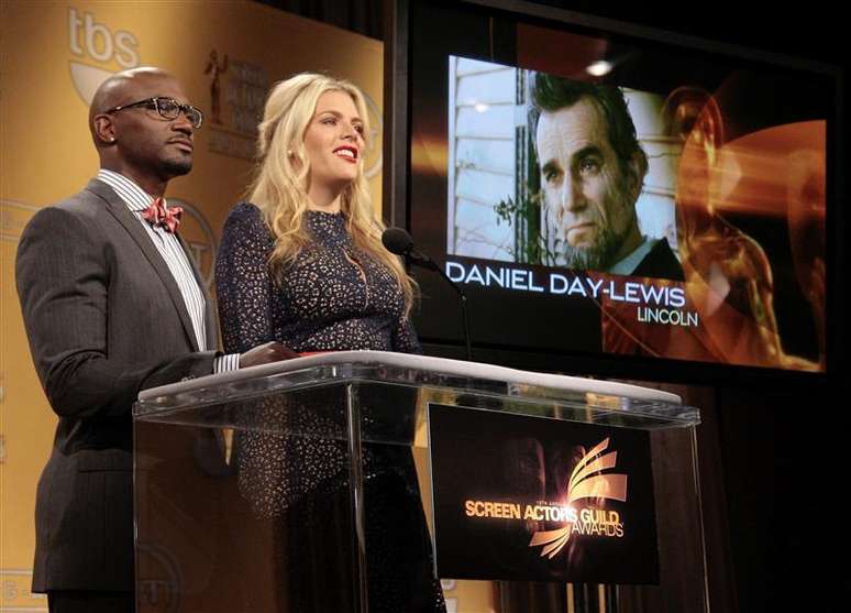 Atores Taye Diggs (E) e Busy Philipps (D) anunciam indica&ccedil;&atilde;o do ator Daniel Day-Lewis ao pr&ecirc;mio de melhor ator por seu papel no filme "Lincoln", na Calif&oacute;rnia. O drama sobre a guerra civil dos EUA liderou as indica&ccedil;&otilde;es ao Globo de Ouro, anunciadas nesta quinta-feira, concorrendo a sete pr&ecirc;mios, incluindo melhor drama e melhor ator, para Lewis. 12/12/2012