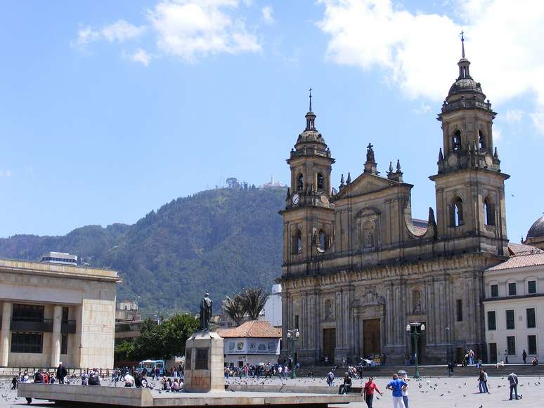 Acontecimentos importantes da história colombiana tiveram como palco a Plaza Bolívar, a mais emblemática de Bogotá. A área reúne quatro dos principais edifícios históricos da capital: a prefeitura, o Palácio da Justiça, a Catedral Primada (acima) e o Congresso Nacional. Vale a pena visitá-la de dia