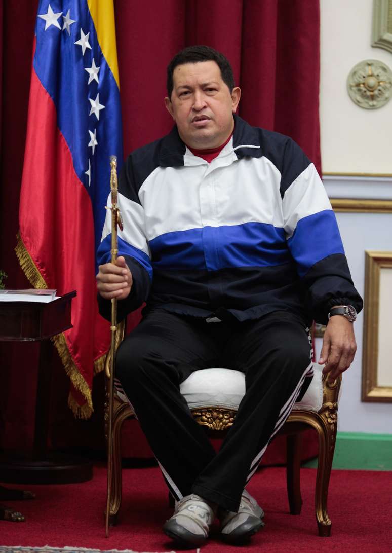 Chávez com espada de Simón Bolívar durante reunião de gabinete em Miraflores (foto de arquivo de 10 de dezembro de 2012)