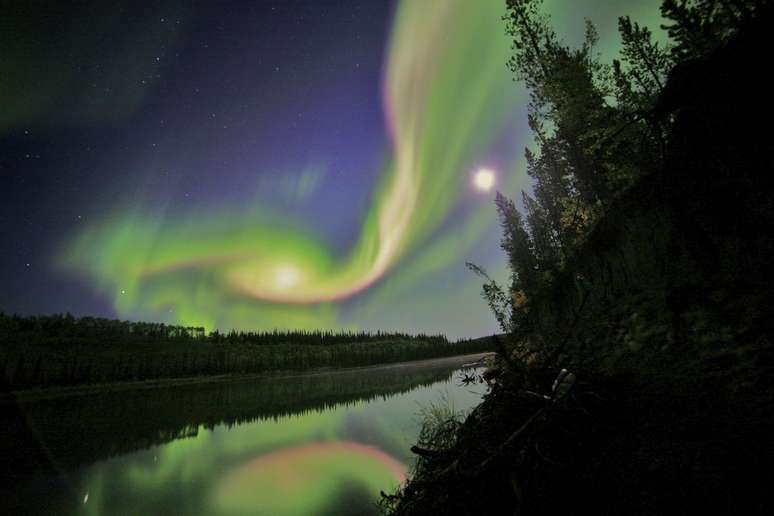 Aurora boreal forma imagens coloridas no céu sobre Whitehorse, no Canadá
