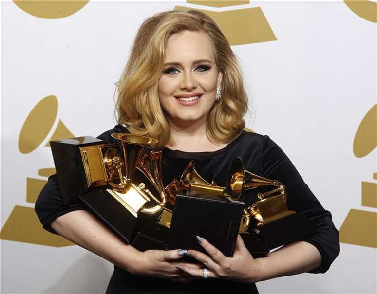 Adele segura seus seis Grammy ganhos pelo álbum '21' em 2012