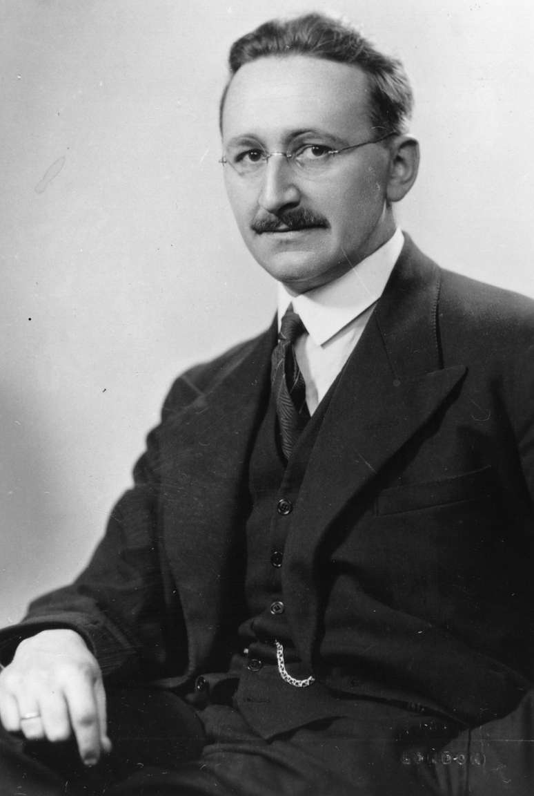 Hayek abandonou suas inclinações de socialista moderado ao ser escolhido para trabalhar com Ludwig von Mises, um dos mais célebres teóricos da chamada Escola Austríaca