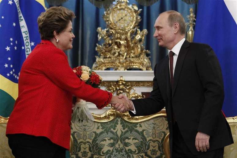 O presidente russo Vladimir Putin (D) cumprimenta a presidente Dilma Rousseff durante reunião no Kremlin, em Moscou. Dilma Rousseff reafirmou nesta sexta-feira, em Moscou, a importância da parceria com o setor privado para garantir o crescimento da economia brasileira. 14/12/2012