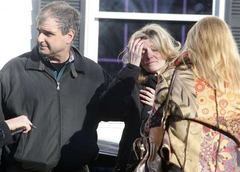 Familiares reagem no lado de fora da escola primária Sandy Hook após um tiroteio em Newtown, Connecticut, nos Estados Unidos, nesta sexta-feira. 14/12/2012