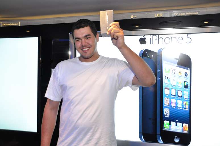 Nelson Carneiro foi o primeiro a comprar o iPhone 5 em São Paulo