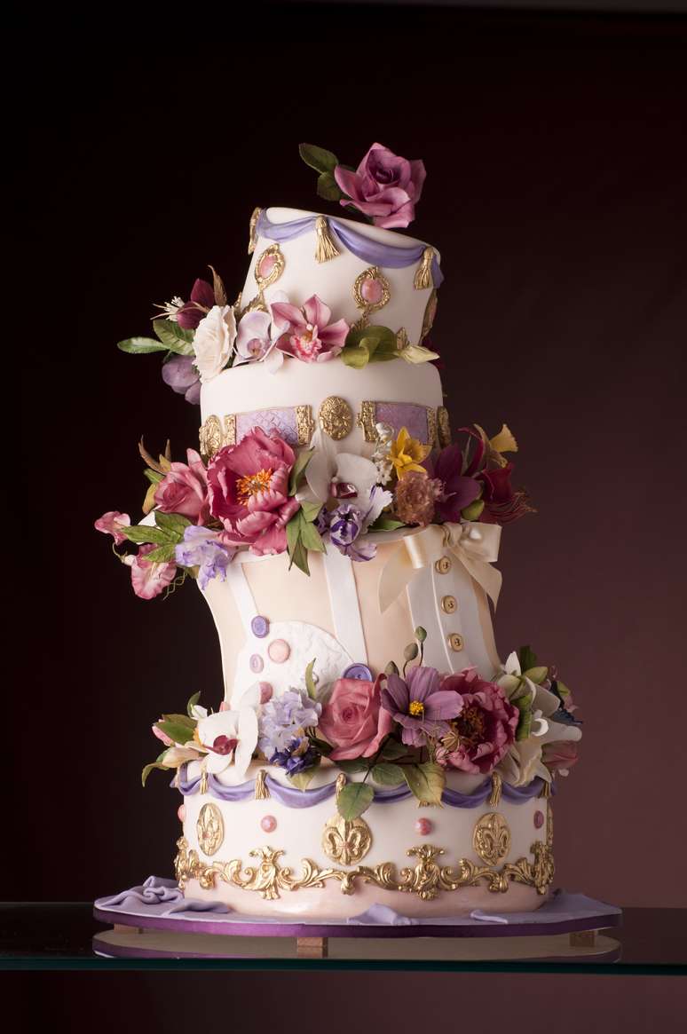 Discretos, chamativos, delicados e coloridos existem opções de bolos de casamentos para todos os gostos e tipos de cerimônia