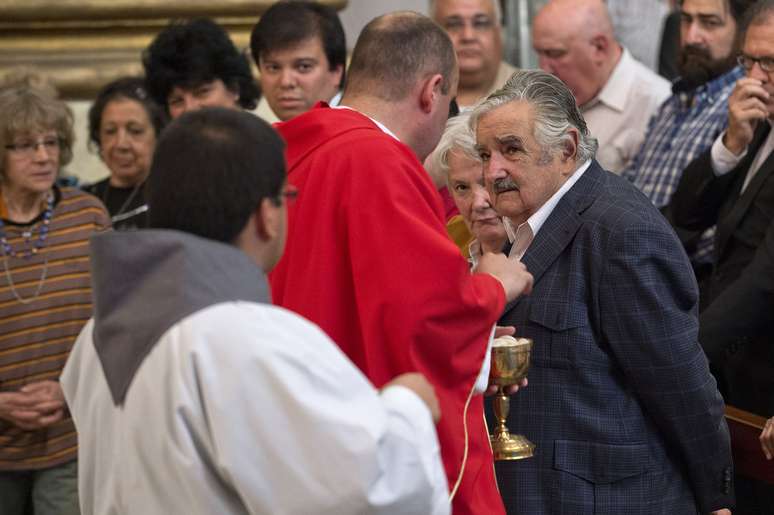 O presidente uruguaio, José Mujica, participa de missa em Montevidéu para orar pela saúde do colega venezuelano, Hugo Chávez