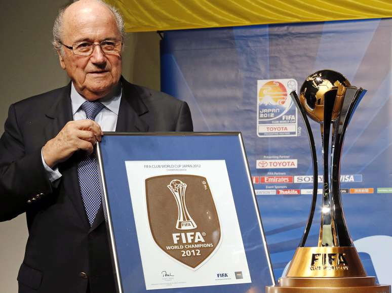 Presidente da Federação Internacional de Futebol (Fifa), Joseph Blatter mostrou neste sábado dois objetos de desejo para Corinthians e Chelsea: o troféu e o escudo que serão do campeão mundial de clubes, a ser definido neste domingo