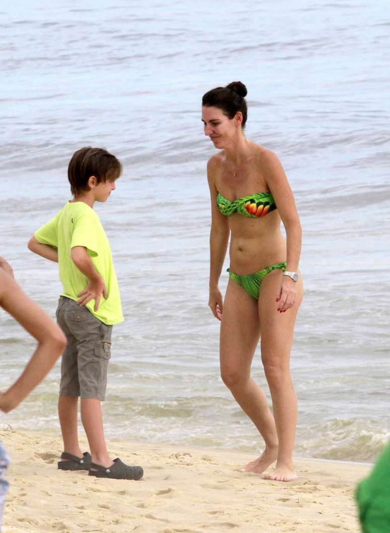 Glenda Kozlowski se divertiu atirando um coco na areia ao lado do filho mais novo, Eduardo, na tarde deste sábado (15), na praia de Ipanema, no Rio de Janeiro. Após a brincadeira, a apresentadora do Esporte Espetacular correu pela praia