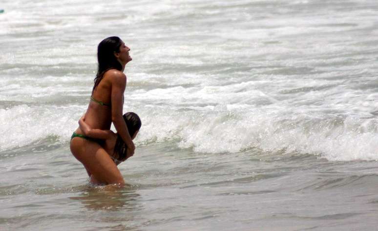 Cynthia Howlett se divertiu com a filha Manuela na praia do Leblon, no Rio de Janeiro, neste domingo (16) 