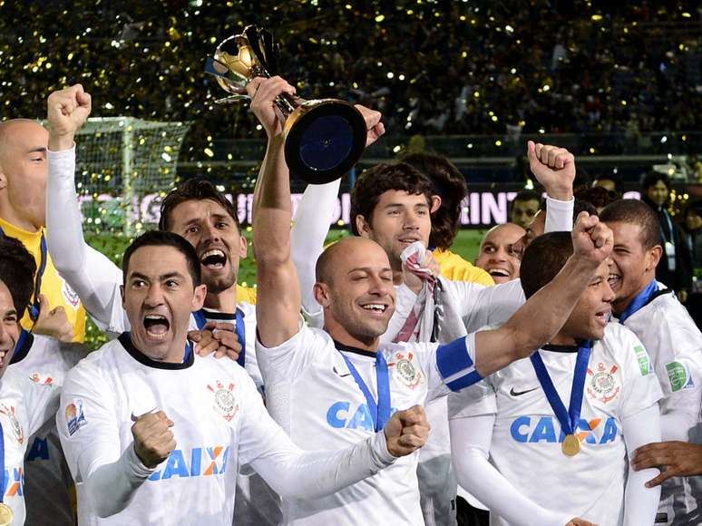 <p>Responsável por erguer a taça da Copa Libertadores e do Mundial de Clubes (foto), Alessandro ficará na reserva na final desta quarta</p>