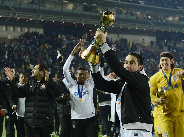 Zagueiro Chicão, do Corinthians, ergue o troféu de campeão do Mundo de 2012, após final com o Chelsea