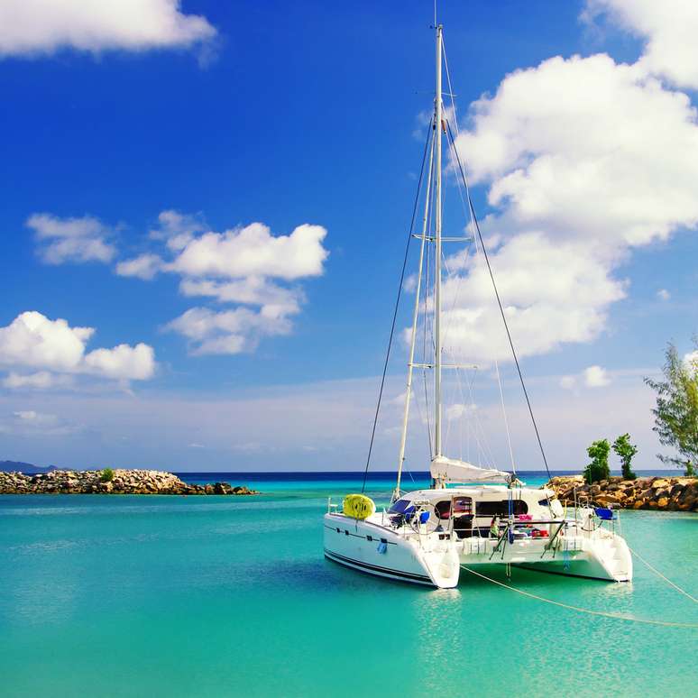 Entre os passeios de barco mais cobiçados, destacam-se as 16 praias existentes na ilha caribenha