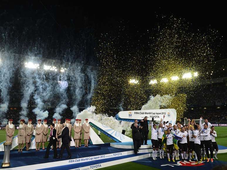 Jogadores do Corinthians fazem festa no pódio do Mundial de Clubes