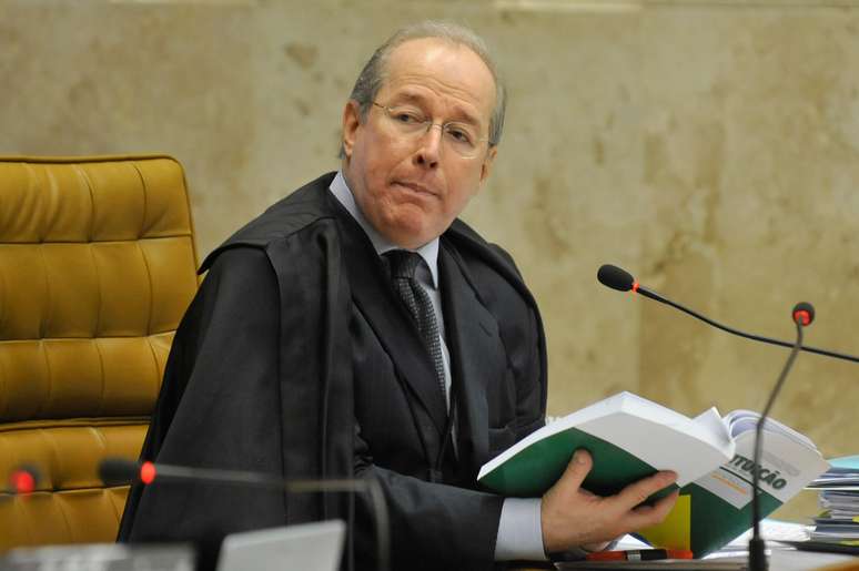 Após forte gripe, Celso de Mello retornou ao STF e concluiu voto sobre cassação de mandato de deputados