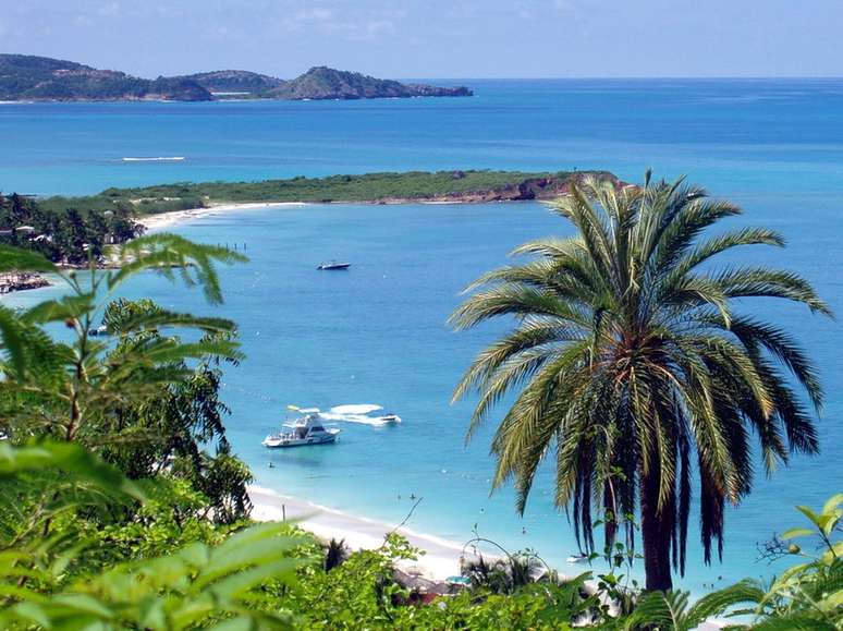 As praias de Antígua e Barbuda apresentam belezas naturais como formações rochosas que no passado dificultavam o acesso de invasores