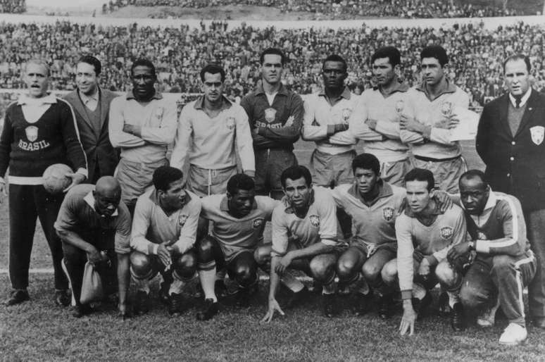 O Brasil conquistou a Copa do Mundo de 1962 ao bater a Tchecoslováquia por 3 a 1 no Estádio Nacional do Chile, em Santiago. Este mundial ficou marcado pela contusão de Pelé na estreia e pelo protagonismo assumido por Garrincha (quinta&nbsp;pessoa abaixada da esquerda para a direita)