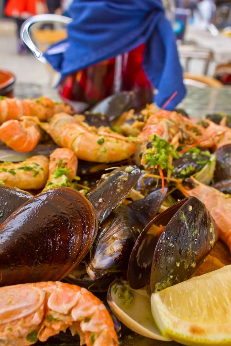 Com nome de cidade espanhola e cardápio especializado em frutos do mar, o restaurante <i>Casa Tua</i><i> Barcelona</i> oferece marisco acompanhado de tapas espanholas. O prato pode ser apreciado com um jarro de sangria caseira. Para completar o pacote, todas as sextas, o local se torna palco da dança flamenca. Preço: pratos custam entre R$ 31 e&nbsp;R$ 63