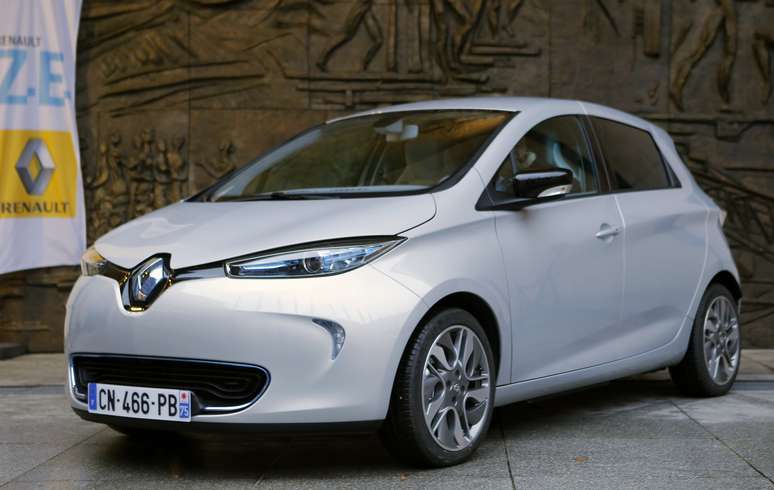 O ministro francês da indústria, Arnaud Montebourg, recebeu nesta segunda-feira as chaves do primeiro Renault Zoe