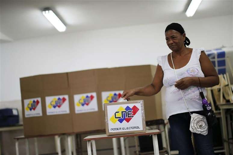 Mulher vota para governador em eleições estaduais, em Caracas. Aliados do presidente Hugo Chávez venceram as eleições em quase todos os 23 Estados da Venezuela no domingo. 16/12/2012