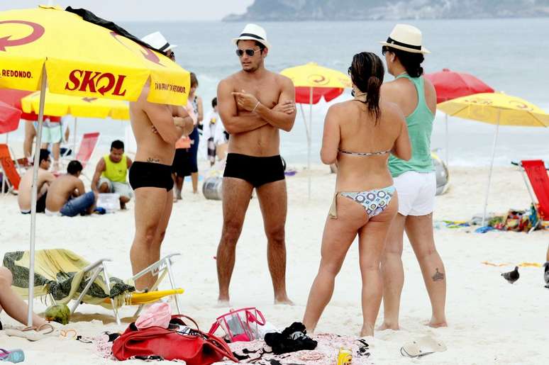 O ator Bruno Gissoni curtiu a praia da Barra da Tijuca, zona oeste do Rio de Janeiro, com amigos, na tarde deste domingo (16)
