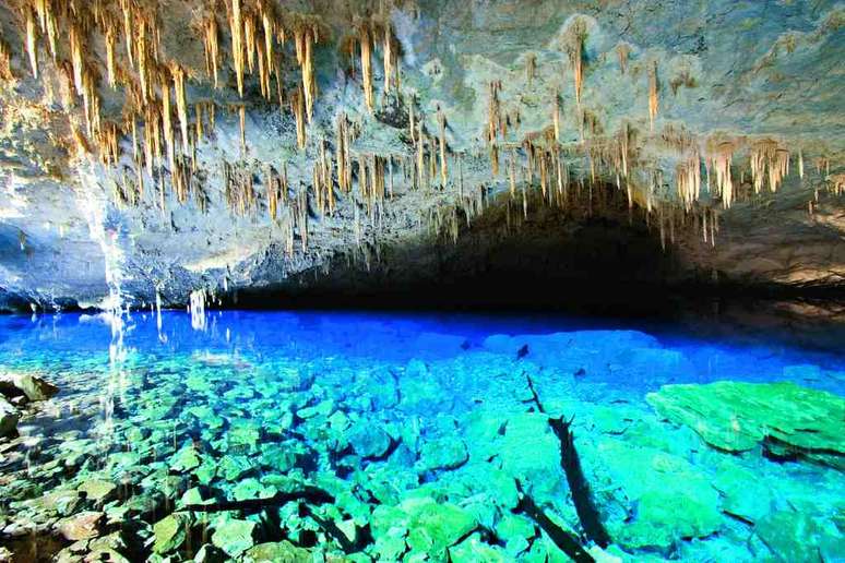 <strong>Gruta do Lago Azul, Brasil: </strong>s região de Bonito, no Mato Grosso do Sul, é famosa por ter algumas das maiores belezas naturais do Brasil. A Gruta da Lago Azul é uma de suas principais atrações, numa impressionante caverna com estalactites e um lago com águas de um azul intenso