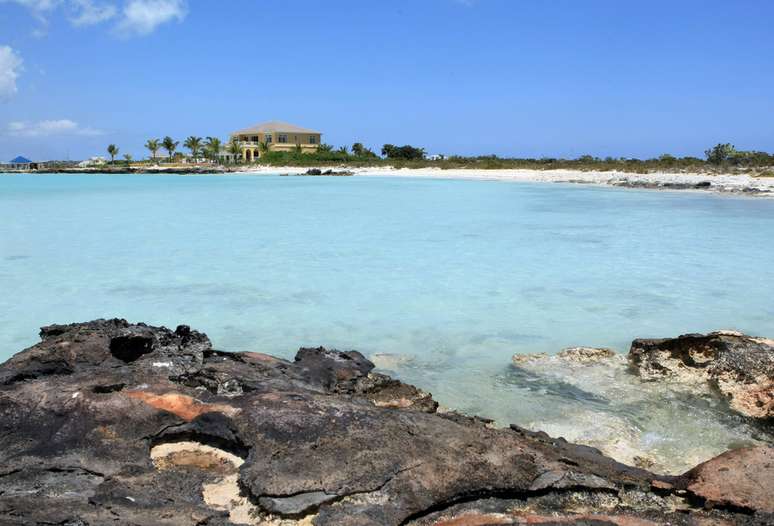 Arquipélago de Turks e Caicos é destino preservado de belas praias de areia branca e águas cristalinas onde a própria topografia da ilha é um convite à contemplação da natureza 