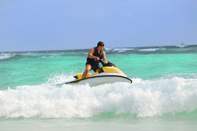 Veleiros, lanchas e jet skis também garantem bons momentos no mar caribenho