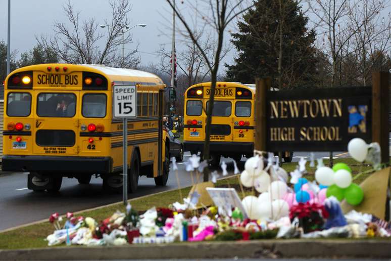 Ônibus escolares chegam a escola Newtown High School. Colégios locais voltaram às aulas nesta terça-feira<br />