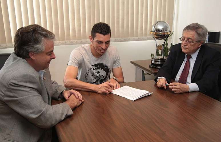 Lúcio assinou contrato com o São Paulo após reunião com a diretoria