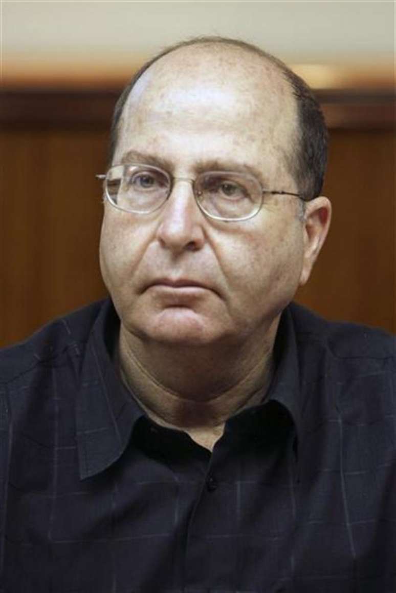 Vice-primeiro-ministro de Israel, Moshe Yaalon, vai a reunião de gabinete, em Jerusalém, em agosto de 2009