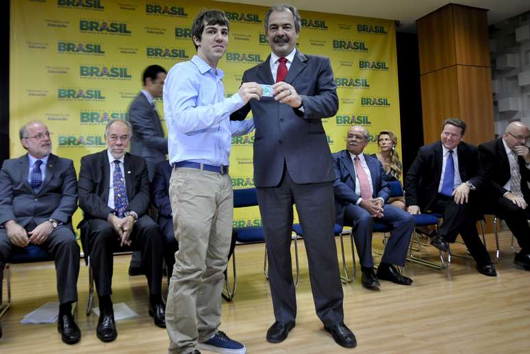 <p>O então ministro da Educação, Aloizio Mercadante, lançou o programa Inglês sem Fronteiras em 2012</p>