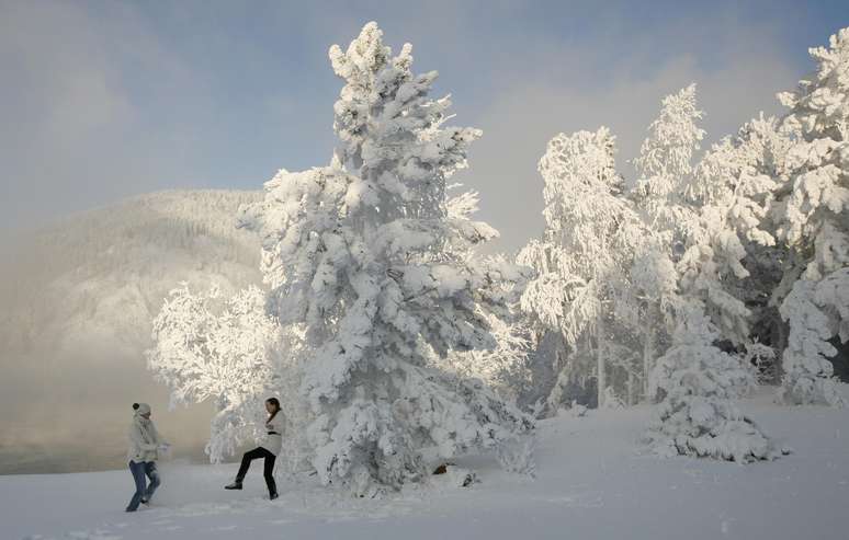 Duas mulheres brincam na neve em dia em que os termômetros marcaram -30ºC na cidade siberiana de Krasnoyarsk
