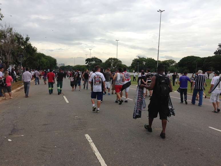 Torcedores deixam a Praça Heróis da FEB para seguir até a Campo de Bagatelle