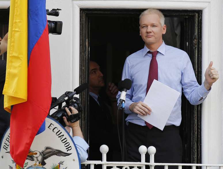 <p>Imagem do dia 19 de agosto de 2012 mostra Assange na janela da embaixada do Equador em Londres</p>